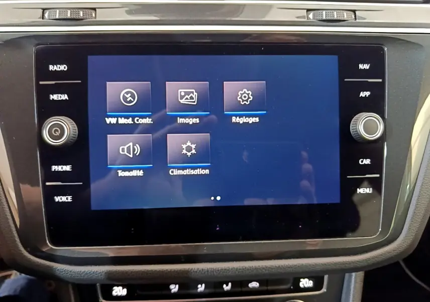 Écran tactile central du Volkswagen Tiguan 2020 affichant les menus médias, images, réglages, tonalité et climatisation.