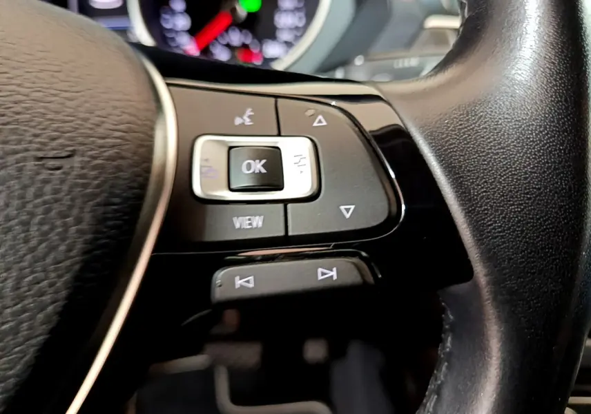 Gros plan sur les commandes gauche du volant cuir noir du Volkswagen Tiguan 2.0 TDI 150 DSG7 Confortline Business 2020.