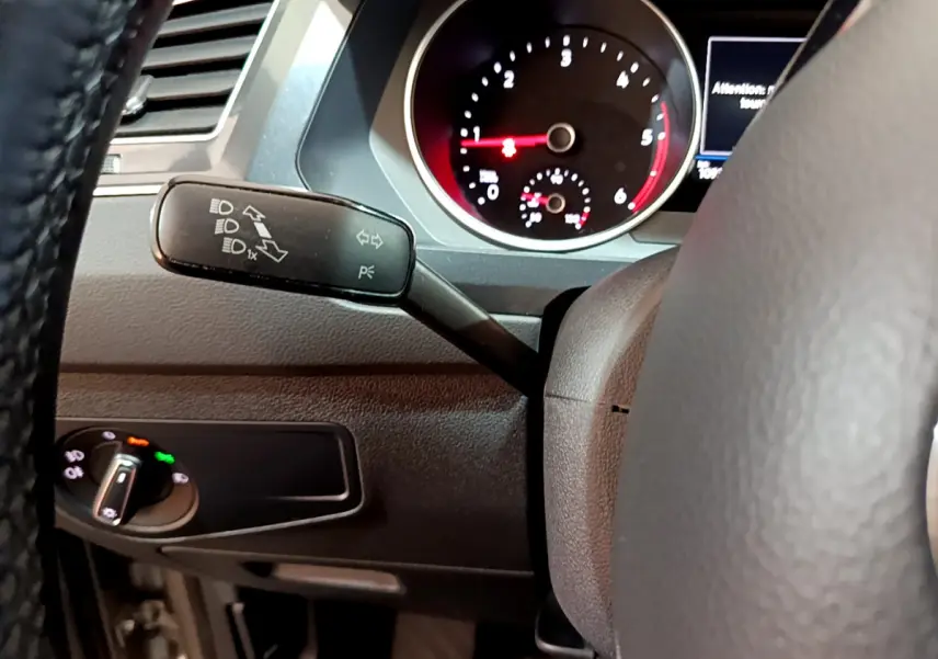 Gros plan sur le commodo gauche et le compteur du tableau de bord du Volkswagen Tiguan gris clair 2020.