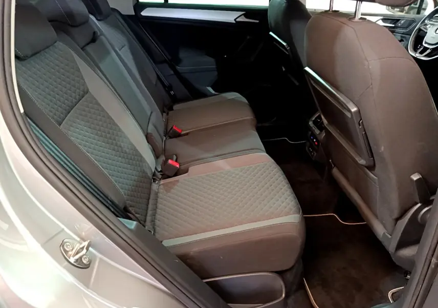 Vue intérieure côté gauche des sièges arrière gris foncé du Volkswagen Tiguan 2.0 TDI 150 DSG7 Confortline Business 2020.