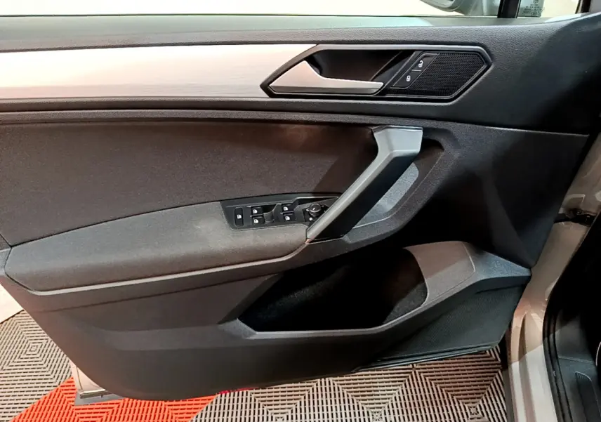 Panneau de porte côté conducteur gris clair du Volkswagen Tiguan 2020 avec commandes de vitres et verrouillage.