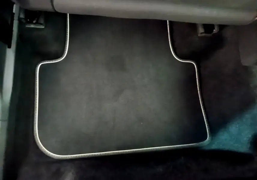 Tapis de sol noir avec surpiqûres blanches côté conducteur du Volkswagen Tiguan gris clair 2020