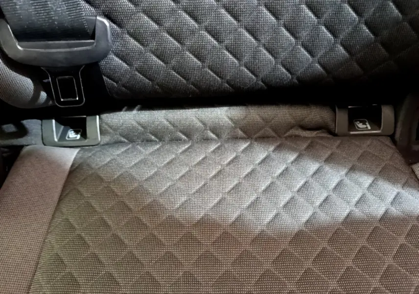 Détail de la banquette arrière gris foncé matelassée du Volkswagen Tiguan 2020 côté isofix