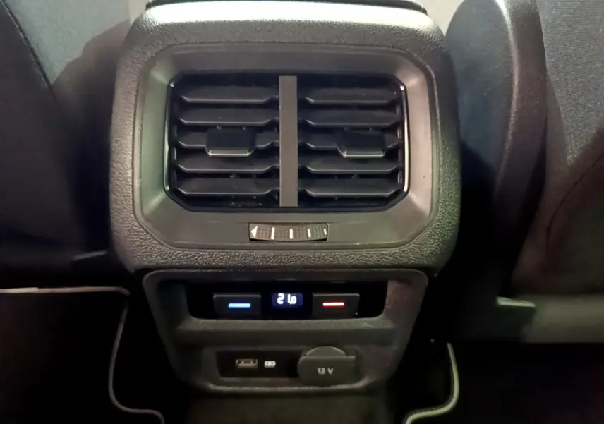 Détail de la console arrière du Volkswagen Tiguan 2020 gris clair avec ventilation et commandes climatisation digitale