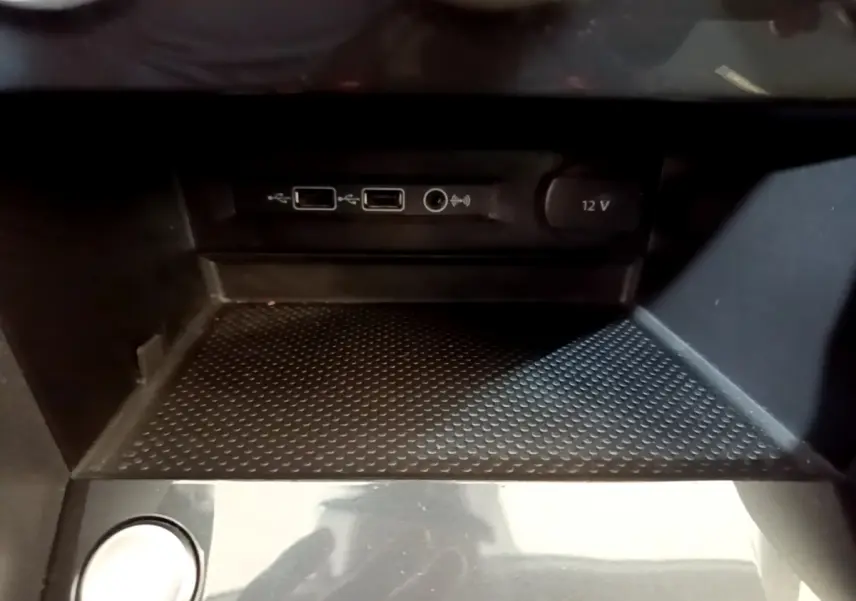 Prise 12V et ports USB dans le rangement central du Volkswagen Tiguan 2.0 TDI 150 DSG7 Confortline Business 2020 gris clair