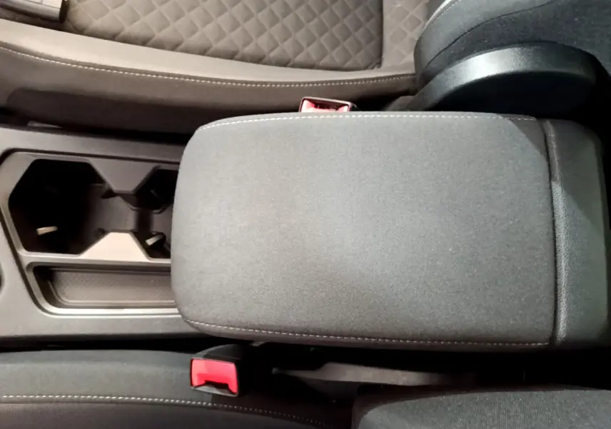 Vue rapprochée de l'accoudoir central gris foncé et porte-gobelets du Volkswagen Tiguan 2020 finition Confortline Business.