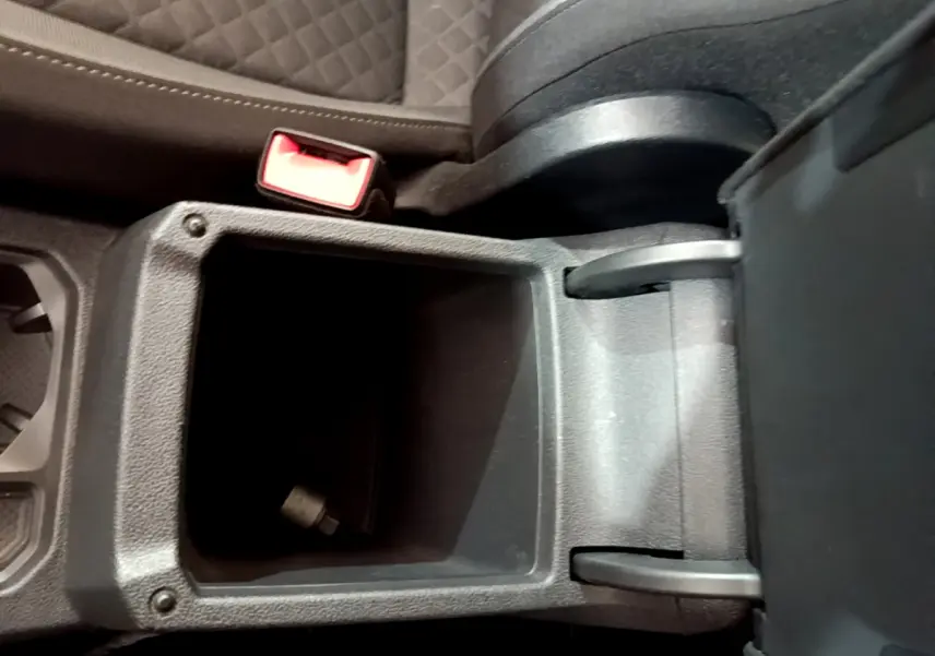 Vide-poche central ouvert avec accoudoir et siège tissu gris clair du Volkswagen Tiguan 2020 côté droit