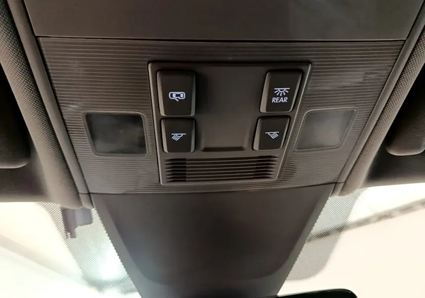 Vue en gros plan du plafonnier intérieur gris foncé du Volkswagen Tiguan 2020 avec boutons d'éclairage et ventilation.