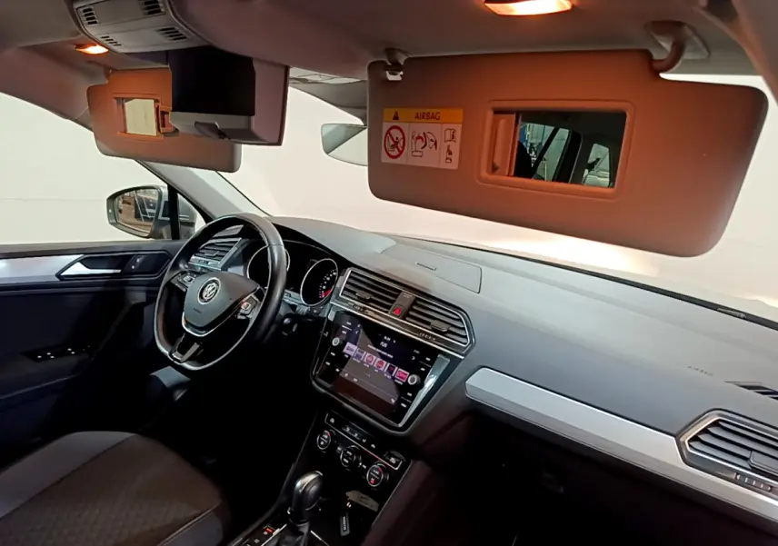 Intérieur du Volkswagen Tiguan 2020 vu côté conducteur, tableau de bord gris avec écran tactile et volant cuir noir.