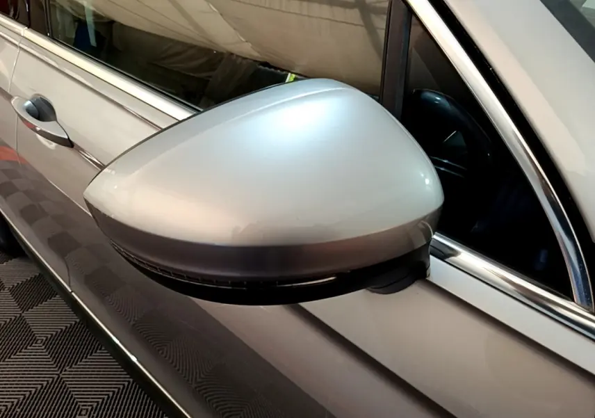 Rétroviseur côté gauche gris clair du Volkswagen Tiguan 2.0 TDI 150 DSG7 Confortline Business 2020, vue rapprochée.