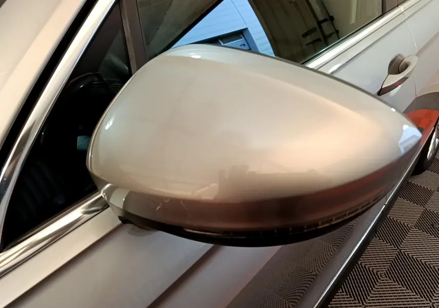 Rétroviseur côté gauche gris clair du Volkswagen Tiguan 2020 avec clignotant intégré, vue rapprochée en angle avant.