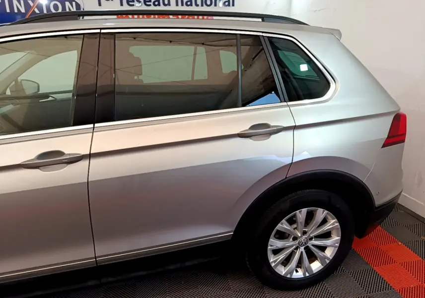 Vue latérale côté droit du Volkswagen Tiguan gris clair 2020 avec jante alliage et vitres teintées.
