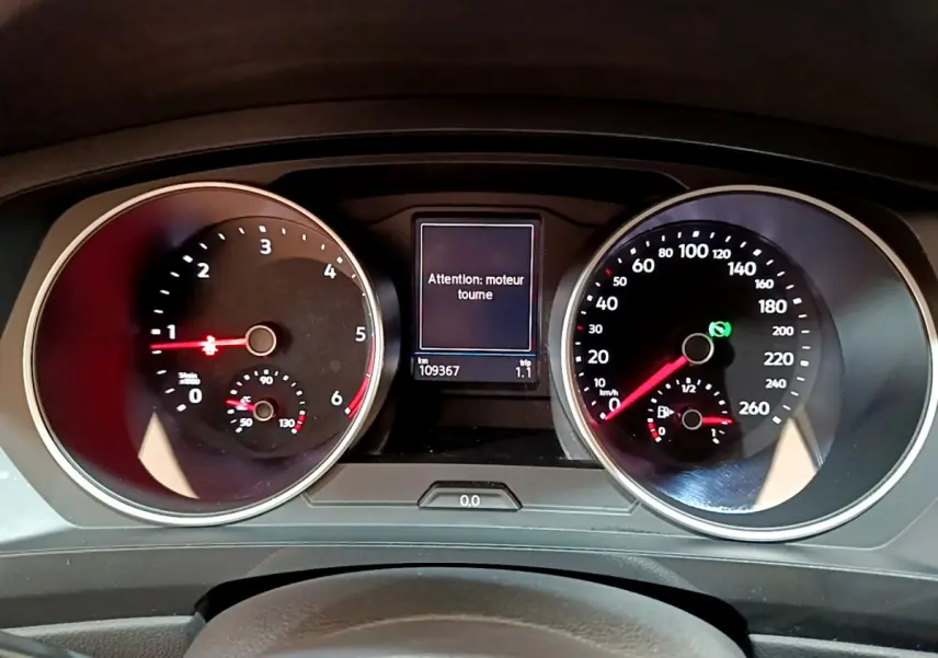 Tableau de bord du Volkswagen Tiguan 2020 avec compte-tours, vitesse, jauge carburant et écran d'alerte moteur.