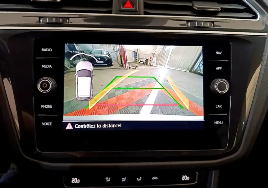 Vue intérieure du tableau de bord du Volkswagen Tiguan 2020 avec écran tactile affichant la caméra de recul en action.