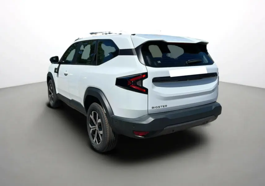 Vue 3/4 arrière droite du SUV Dacia Bigster blanc glacier avec jantes alu et barres de toit noires.