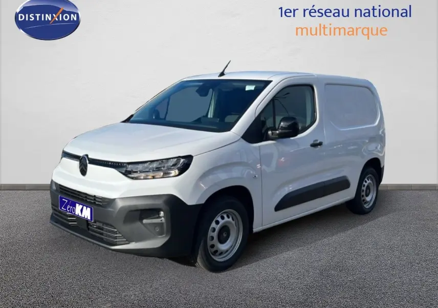 Citroën Berlingo Van blanc icy en 3/4 avant droit, avec bouclier noir et jantes acier simples.