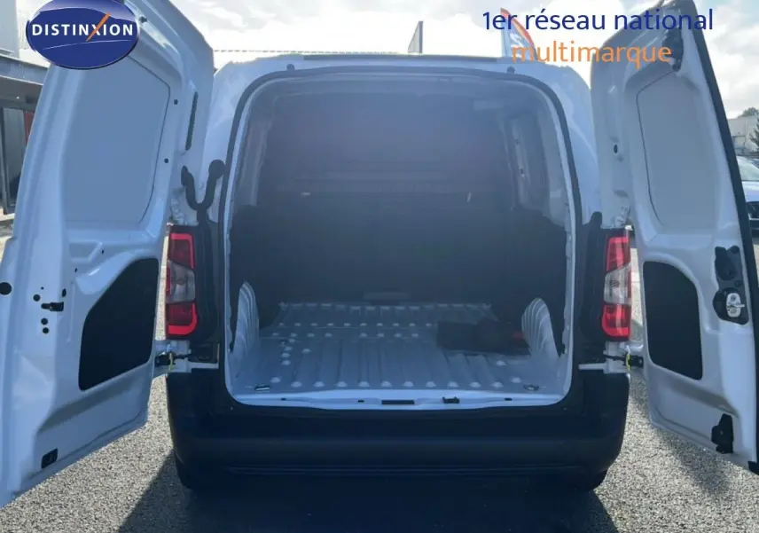 Vue arrière d’un Citroën Berlingo blanc Icy 2025 avec portes arrière ouvertes montrant l’espace de chargement vide.