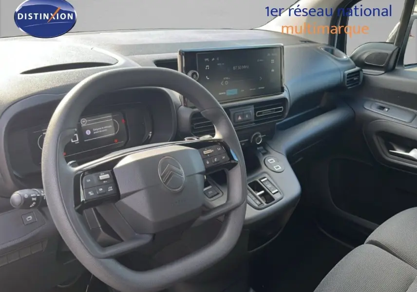 Vue intérieure côté conducteur du Citroën Berlingo blanc Icy 2025, tableau de bord moderne avec écran tactile central.