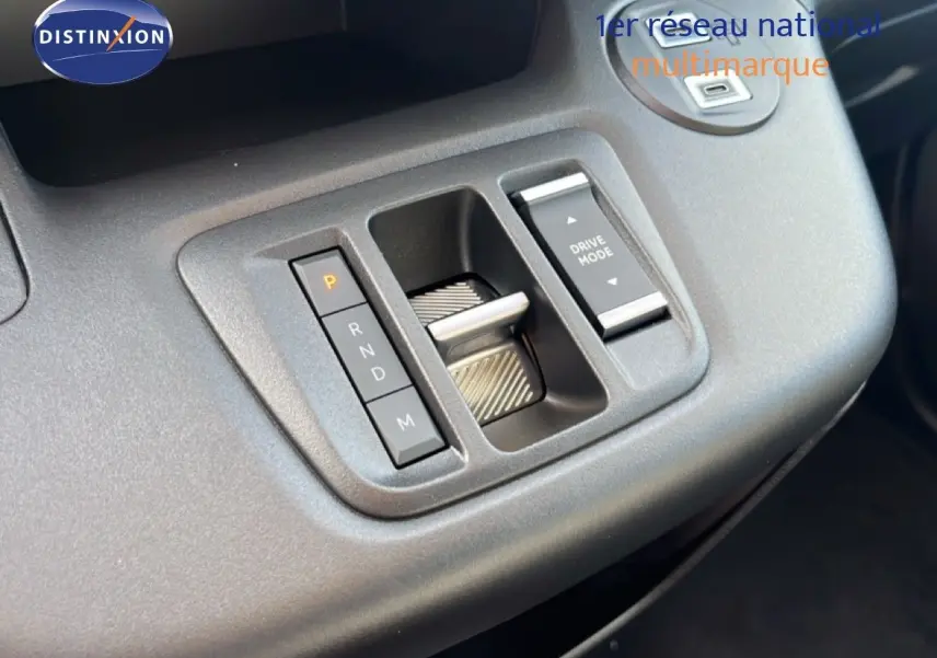 Gros plan sur la console centrale noire du Citroën Berlingo 2025 avec commandes boîte auto et mode de conduite.