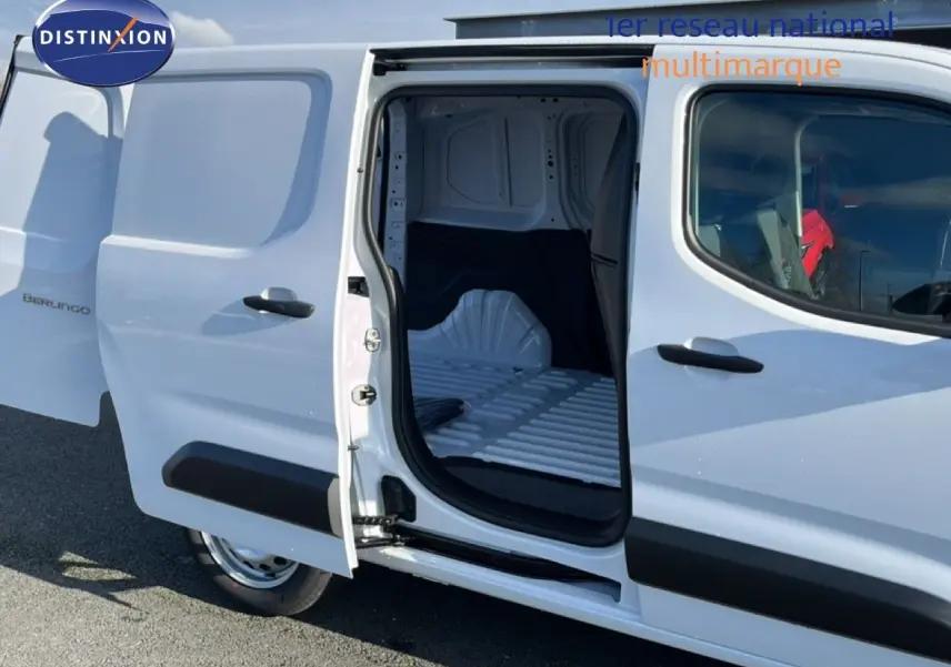 Vue latérale droite d’un Citroën Berlingo blanc icy 2025 avec porte coulissante ouverte montrant l’espace de chargement vide.
