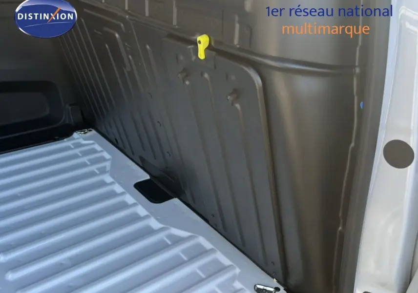 Vue intérieure du compartiment de chargement blanc icy du Citroën Berlingo Van 2025, montrant la cloison arrière métallique.