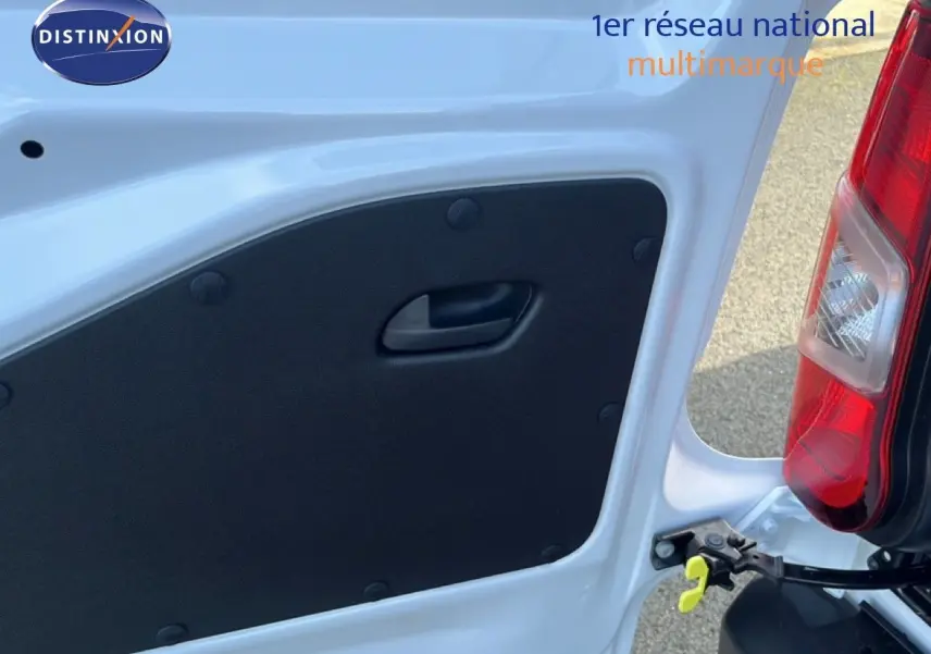 Gros plan sur l’intérieur de la porte arrière droite blanche du Citroën Berlingo Van 2025, avec poignée noire visible.