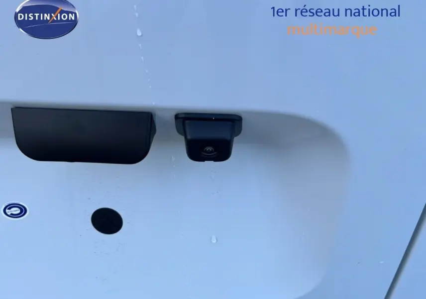 Gros plan sur la caméra de recul noire intégrée à la porte arrière d’un Citroën Berlingo blanc Icy.