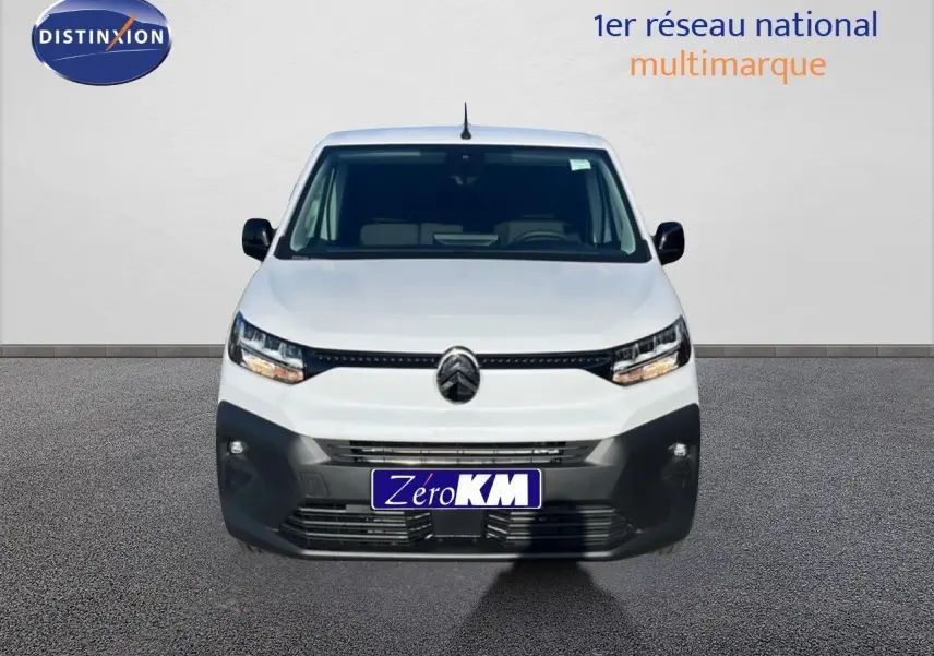 Vue frontale d'un Citroën Berlingo blanc Icy 2025 avec calandre noire et pare-chocs contrasté gris foncé.
