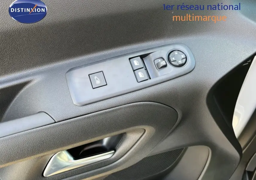 Gros plan sur la porte intérieure côté conducteur du Citroën Berlingo blanc Icy, avec commandes de vitres et rétroviseurs.