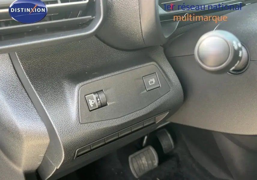 Détail intérieur côté gauche du tableau de bord du Citroën Berlingo 2025 avec commandes de réglage et pédales visibles.