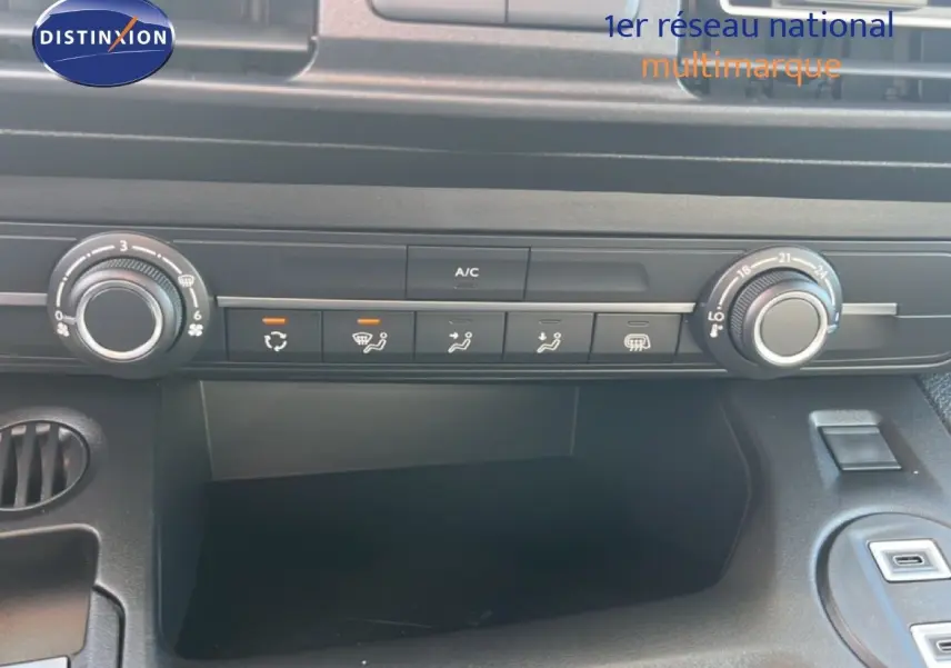 Vue rapprochée de la console centrale du Citroën Berlingo 2025, montrant les commandes de climatisation et ventilation.