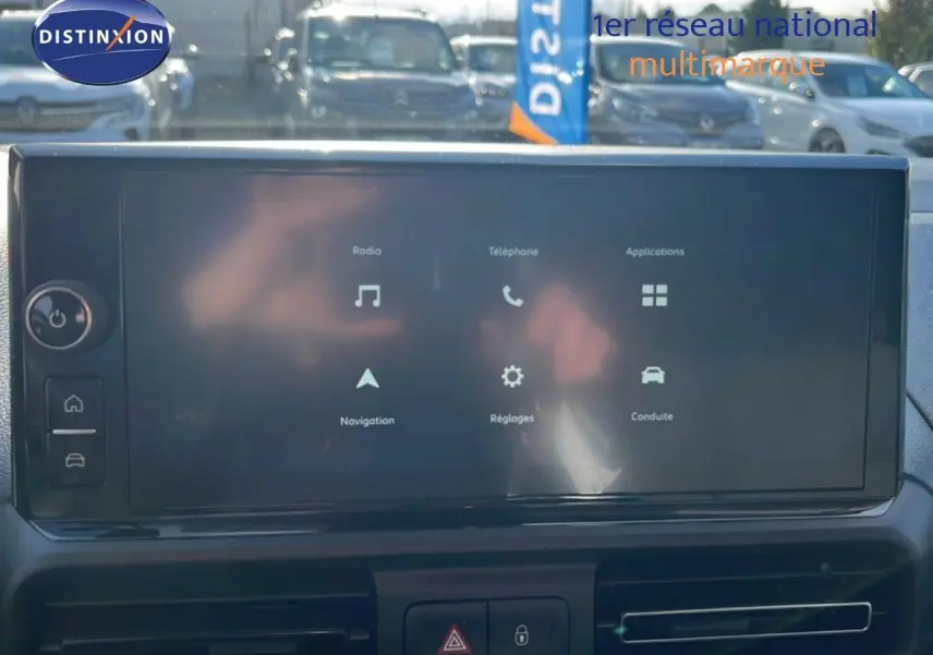 Vue avant du tableau de bord du Citroën Berlingo blanc Icy 2025, avec écran tactile central et commandes visibles.
