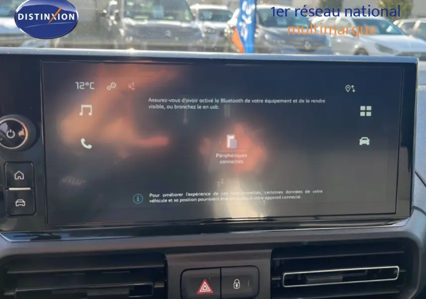 Écran tactile du tableau de bord du Citroën Berlingo blanc, affichant les connexions Bluetooth et USB.