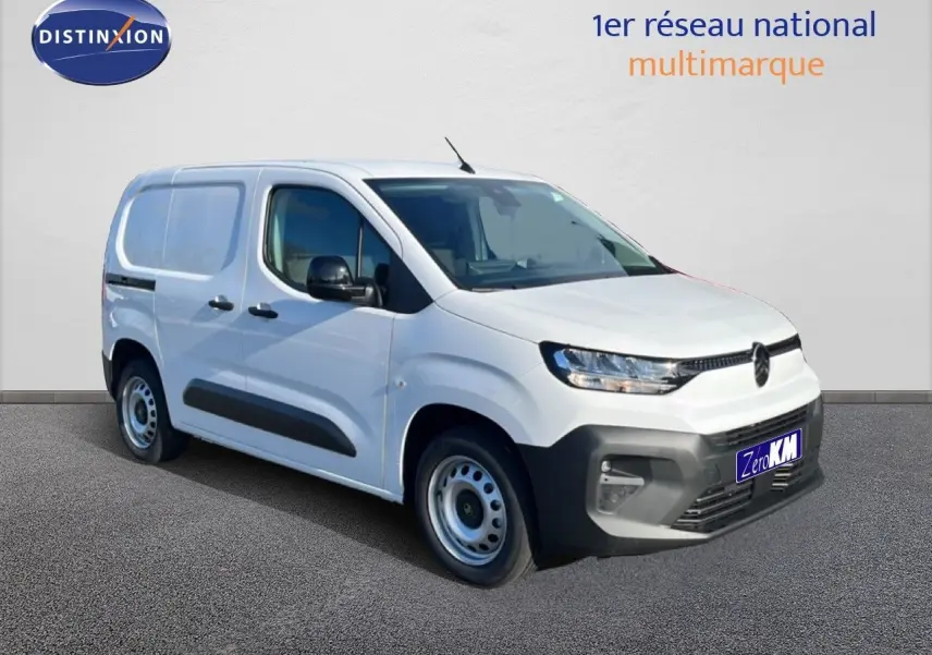 Vue 3/4 avant d'un Citroën Berlingo blanc Icy version utilitaire avec pare-chocs noirs et jantes acier.