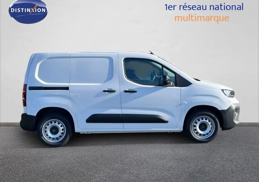 Profil droit du Citroën Berlingo blanc Icy 2025, version utilitaire avec protections noires et jantes acier.