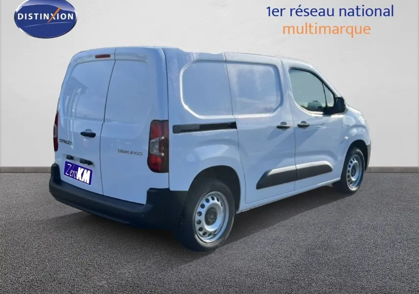 Citroën Berlingo blanc icy vu en 3/4 arrière droit, fourgon compact avec protections latérales noires.