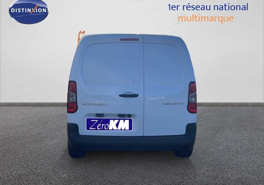 Vue arrière d’un Citroën Berlingo blanc Icy 2025, fourgon compact avec portes battantes fermées.