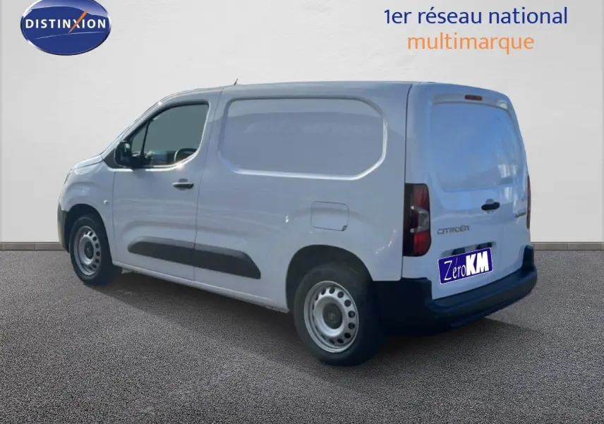 Vue 3/4 arrière droite d’un Citroën Berlingo blanc Icy utilitaire avec porte latérale et jantes acier.