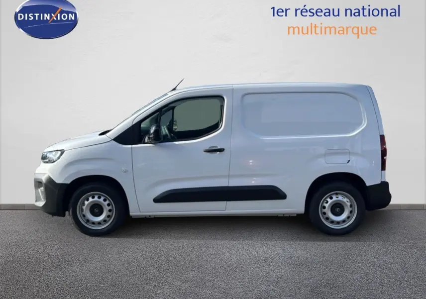 Profil droit d’un Citroën Berlingo blanc Icy version utilitaire avec jantes acier et protections latérales noires.