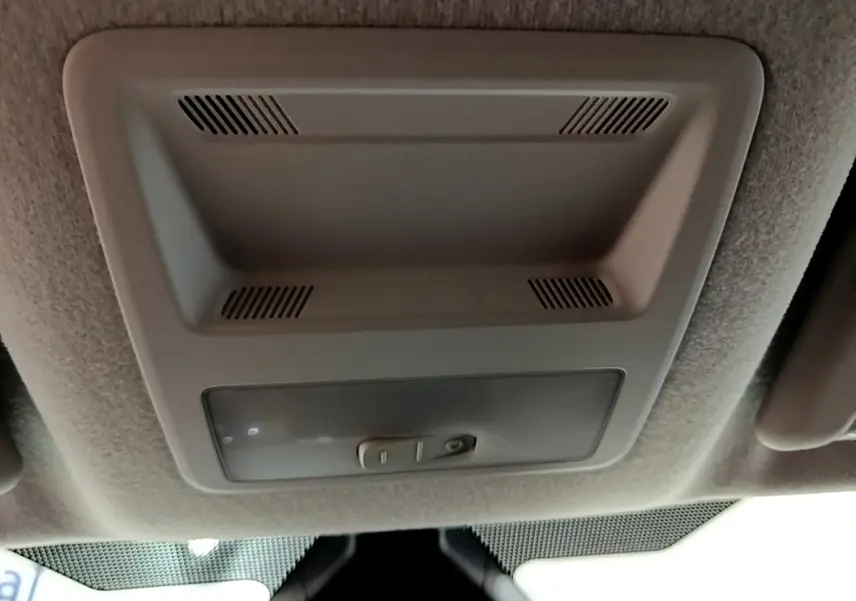 Plafonnier intérieur gris clair de la Ford Fiesta 2022, vue en contre-plongée depuis l'habitacle.