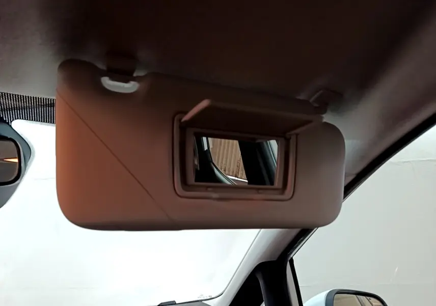 Détail du pare-soleil avec miroir intégré côté conducteur dans l'habitacle d'une Ford Fiesta blanche.