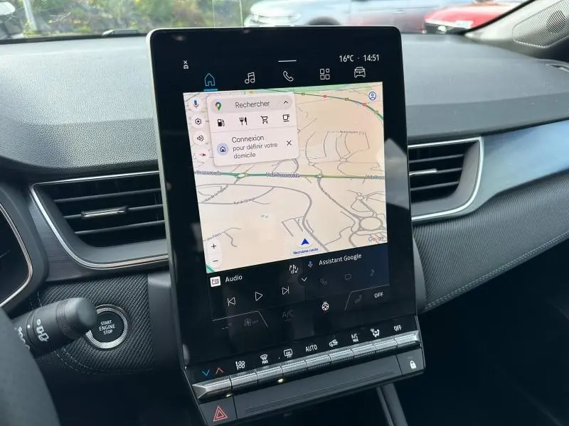 Vue intérieure du tableau de bord du Renault Captur 2026 hybride, écran tactile central avec navigation affichée.