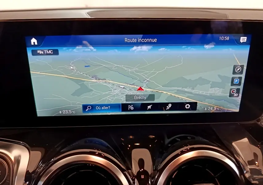 Écran tactile du système de navigation 3D du Mercedes GLB 200 d Business Line, affichage clair et moderne.