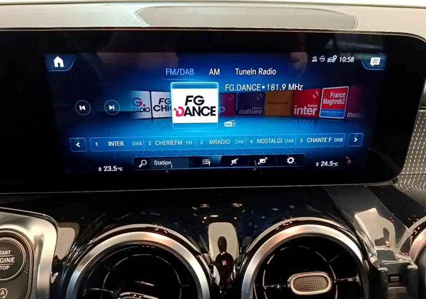 Écran tactile central du tableau de bord du Mercedes GLB 200 d Business Line 2021, affichant une radio FM.