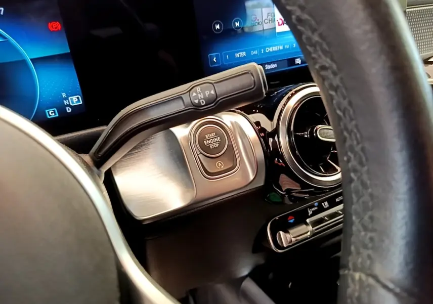 Gros plan intérieur sur la commande de boîte automatique et bouton démarrage du Mercedes GLB 200 d Business Line 2021.