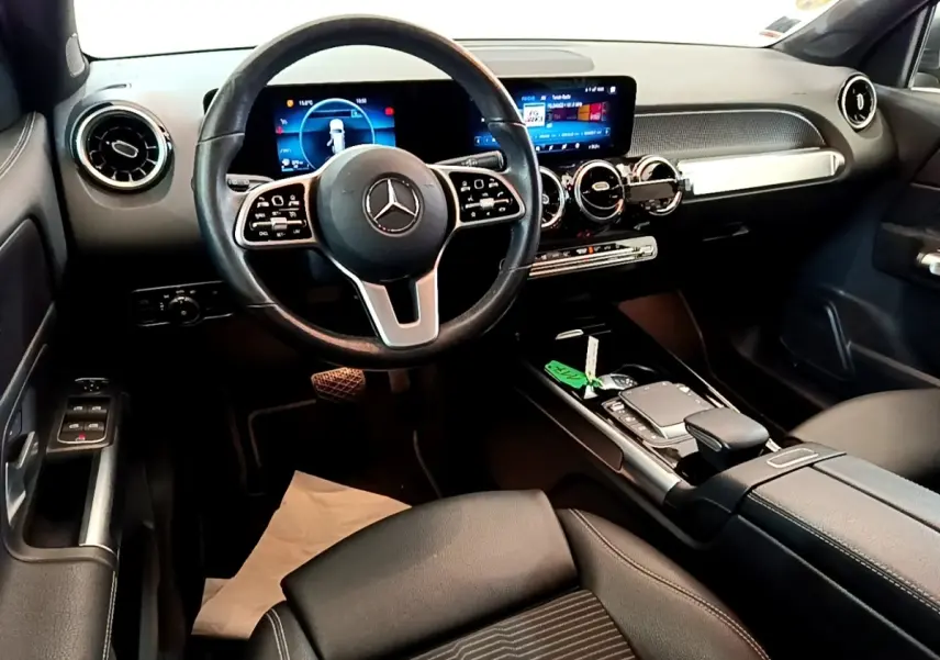 Intérieur noir du Mercedes GLB 200 d 2021 vu de face, avec tableau de bord numérique et volant cuir alu.