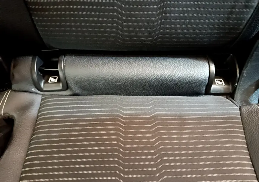 Gros plan sur la banquette arrière gris foncé à motifs rayés du Mercedes GLB 200 d Business Line 2021.