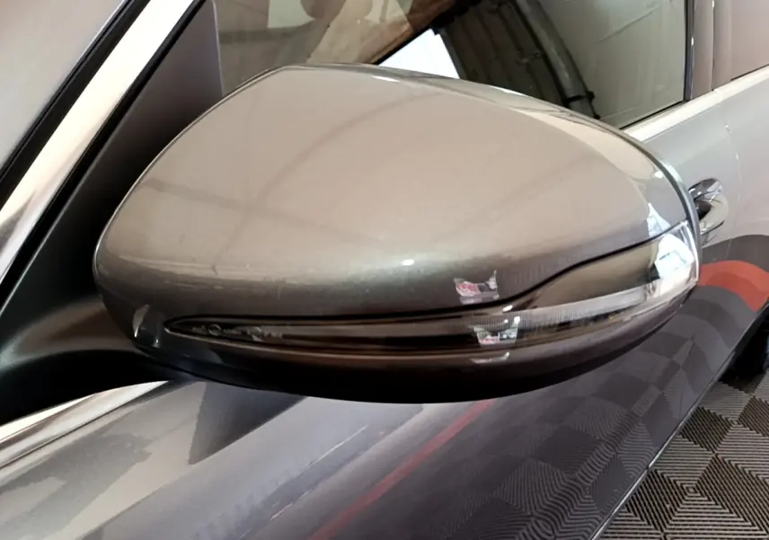 Rétroviseur droit gris foncé du Mercedes GLB 200 d Business Line 2021 avec clignotant intégré, vue rapprochée.