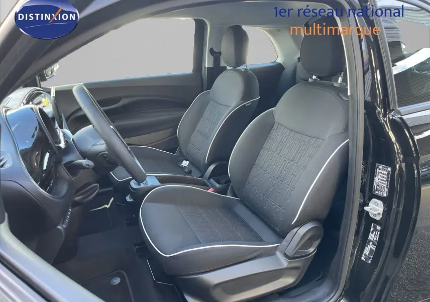 Intérieur avant droit de la FIAT 500 Electrique noir onyx 2023, sièges tissu noir avec surpiqûres blanches.