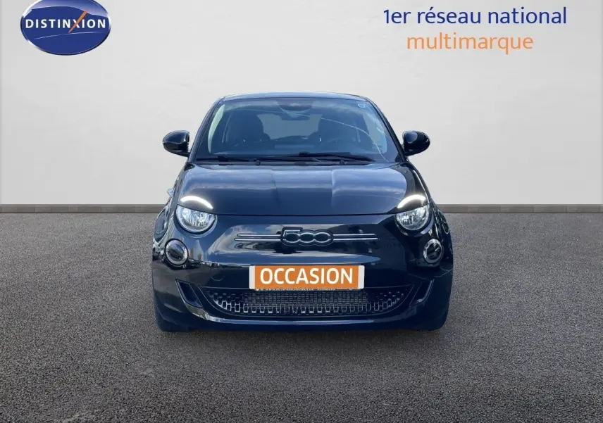 Vue frontale d'une FIAT 500 électrique 2023 noir onyx avec logo distinctif et plaque "OCCASION" visible.